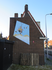 828603 Gezicht op de muurschildering met kinderen in een zweefmolen van kunstenaar Jos Peeters, op de zijgevel van het ...